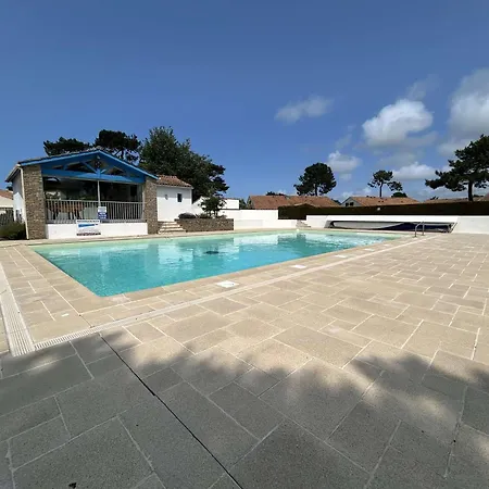 Mezzanine Avec Jardinet Et Piscine A Saint-jean-de-monts, 4 Couchages - Fr-1-224c-71 بيت للعطل *